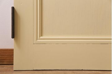 ペイント建具　明るい印象を与えるレトロなプレスガラス入りのドア(扉)