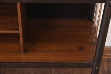 ヴィンテージ家具　イギリスビンテージ　G-PLAN(ジープラン)　Tola&Black　シャープなシルエットが格好良いサイドボード(収納棚)