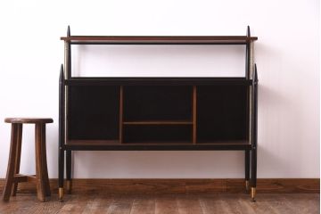 ヴィンテージ家具　イギリスビンテージ　G-PLAN(ジープラン)　Tola&Black　シャープなシルエットが格好良いサイドボード(収納棚)