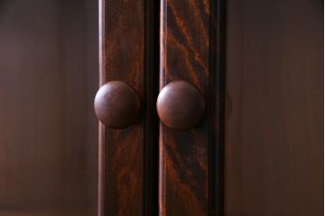 中古　松本民芸家具　レアもの!大きめの取っ手が印象的なF型食器棚(カップボード、飾り棚、収納棚)(定価約100万円)