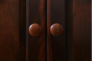 中古　松本民芸家具　レアもの!大きめの取っ手が印象的なF型食器棚(カップボード、飾り棚、収納棚)(定価約100万円)