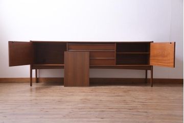 ヴィンテージ家具　北欧ビンテージ　チーク材　A.Younger Ltd.　木の温かみが感じられるようなサイドボード(リビングボード、テレビボード)