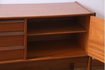 ヴィンテージ家具　北欧ビンテージ　チーク材　A.Younger Ltd.　木の温かみが感じられるようなサイドボード(リビングボード、テレビボード)