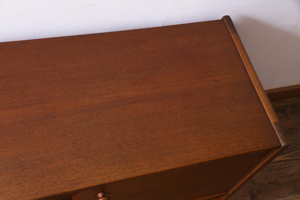 ヴィンテージ家具　北欧ビンテージ　チーク材　A.Younger Ltd.　木の温かみが感じられるようなサイドボード(リビングボード、テレビボード)