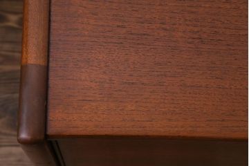 ヴィンテージ家具　北欧ビンテージ　チーク材　A.Younger Ltd.　木の温かみが感じられるようなサイドボード(リビングボード、テレビボード)