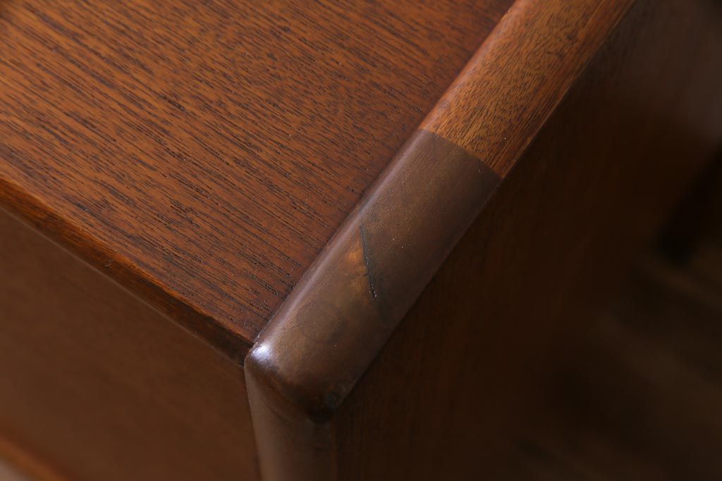 ヴィンテージ家具　北欧ビンテージ　チーク材　A.Younger Ltd.　木の温かみが感じられるようなサイドボード(リビングボード、テレビボード)