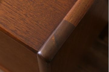 ヴィンテージ家具　北欧ビンテージ　チーク材　A.Younger Ltd.　木の温かみが感じられるようなサイドボード(リビングボード、テレビボード)