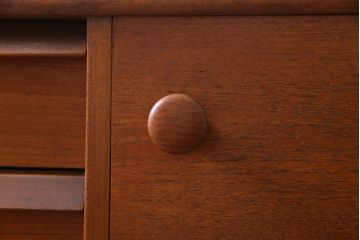 ヴィンテージ家具　北欧ビンテージ　チーク材　A.Younger Ltd.　木の温かみが感じられるようなサイドボード(リビングボード、テレビボード)