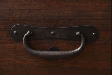 アンティーク家具　和製アンティーク　丸金具　鋲が目を惹く時代箪笥ローボード(テレビボード、ローチェスト)