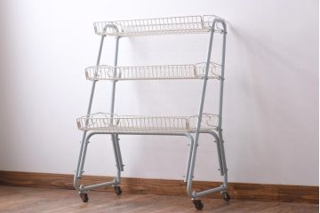 ペイント家具　フレンチ風のカラーが可愛らしいビンテージバスケットワゴン(キャスター付きスチールラック、陳列棚)