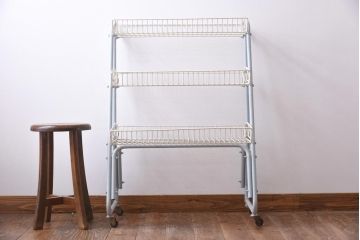 ペイント家具　フレンチ風のカラーが可愛らしいビンテージバスケットワゴン(キャスター付きスチールラック、陳列棚)