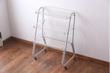 ペイント家具　フレンチ風のカラーが可愛らしいビンテージバスケットワゴン(キャスター付きスチールラック、陳列棚)