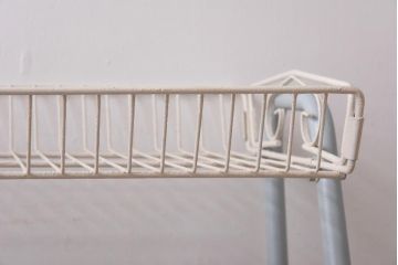 ペイント家具　フレンチ風のカラーが可愛らしいビンテージバスケットワゴン(キャスター付きスチールラック、陳列棚)