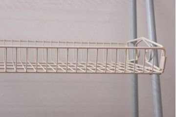 ペイント家具　フレンチ風のカラーが可愛らしいビンテージバスケットワゴン(キャスター付きスチールラック、陳列棚)