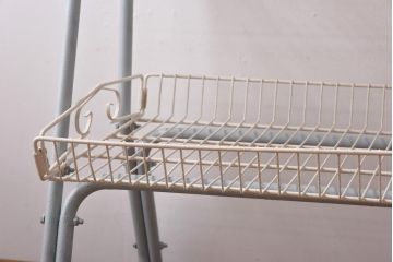 ペイント家具　フレンチ風のカラーが可愛らしいビンテージバスケットワゴン(キャスター付きスチールラック、陳列棚)
