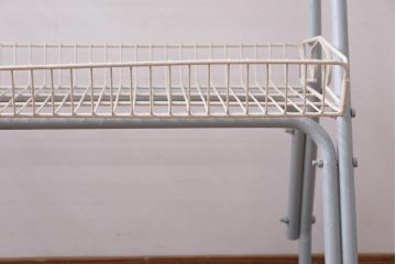 ペイント家具　フレンチ風のカラーが可愛らしいビンテージバスケットワゴン(キャスター付きスチールラック、陳列棚)