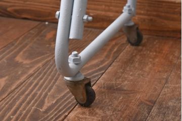 ペイント家具　フレンチ風のカラーが可愛らしいビンテージバスケットワゴン(キャスター付きスチールラック、陳列棚)