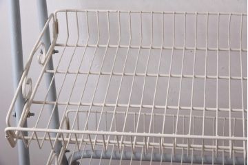 ペイント家具　フレンチ風のカラーが可愛らしいビンテージバスケットワゴン(キャスター付きスチールラック、陳列棚)