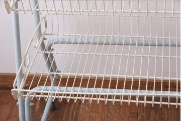 ペイント家具　フレンチ風のカラーが可愛らしいビンテージバスケットワゴン(キャスター付きスチールラック、陳列棚)