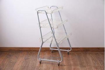 ペイント家具　フレンチ風のカラーが可愛らしいビンテージバスケットワゴン(キャスター付きスチールラック、陳列棚)