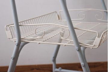 ペイント家具　フレンチ風のカラーが可愛らしいビンテージバスケットワゴン(キャスター付きスチールラック、陳列棚)