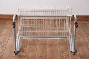 ペイント家具　フレンチ風のカラーが可愛らしいビンテージバスケットワゴン(キャスター付きスチールラック、陳列棚)