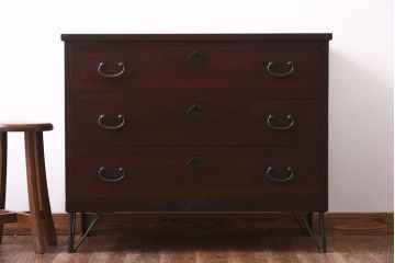 アンティーク家具　和製アンティーク　松の金具が目を惹く上品な箪笥ローボード(ローチェスト)