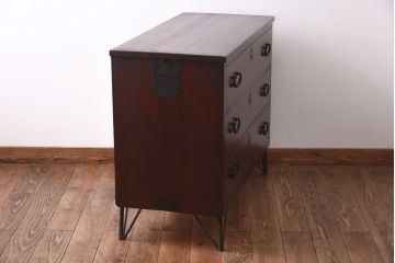 アンティーク家具　和製アンティーク　松の金具が目を惹く上品な箪笥ローボード(ローチェスト)