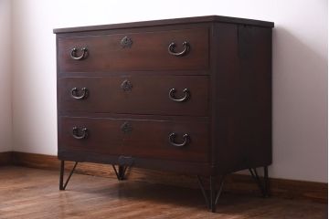 アンティーク家具　和製アンティーク　松の金具が目を惹く上品な箪笥ローボード(ローチェスト)