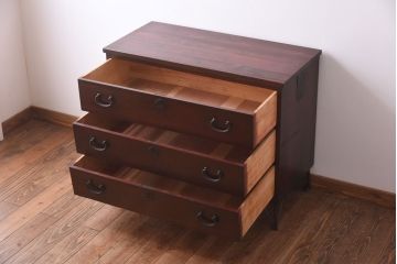 アンティーク家具　和製アンティーク　松の金具が目を惹く上品な箪笥ローボード(ローチェスト)