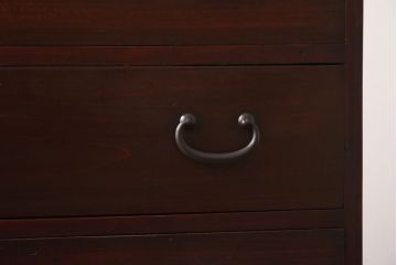 アンティーク家具　和製アンティーク　松の金具が目を惹く上品な箪笥ローボード(ローチェスト)