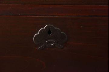 アンティーク家具　和製アンティーク　松の金具が目を惹く上品な箪笥ローボード(ローチェスト)