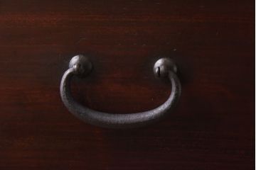 アンティーク家具　和製アンティーク　松の金具が目を惹く上品な箪笥ローボード(ローチェスト)