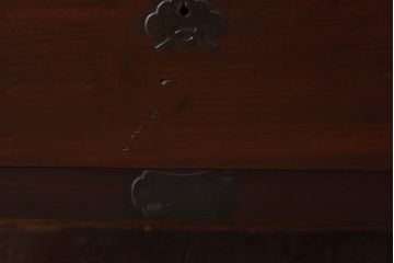 アンティーク家具　和製アンティーク　松の金具が目を惹く上品な箪笥ローボード(ローチェスト)