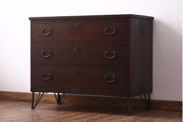 アンティーク家具　和製アンティーク　松の金具が目を惹く上品な箪笥ローボード(ローチェスト)