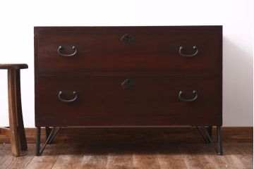 アンティーク家具　和製アンティーク　松の金具が趣深いリメイク箪笥ローボード(ローチェスト)