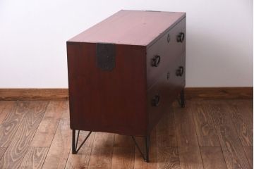 アンティーク家具　和製アンティーク　松の金具が趣深いリメイク箪笥ローボード(ローチェスト)