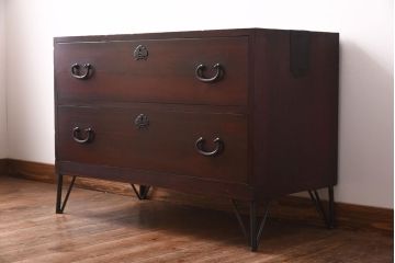 アンティーク家具　和製アンティーク　松の金具が趣深いリメイク箪笥ローボード(ローチェスト)