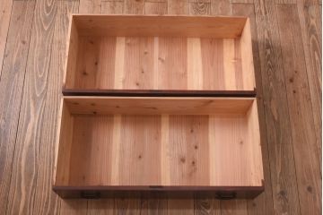 アンティーク家具　和製アンティーク　松の金具が趣深いリメイク箪笥ローボード(ローチェスト)