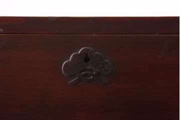 アンティーク家具　和製アンティーク　松の金具が趣深いリメイク箪笥ローボード(ローチェスト)