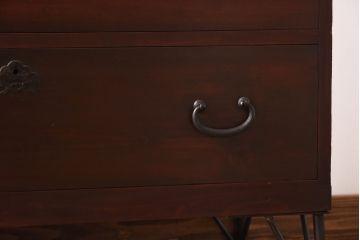 アンティーク家具　和製アンティーク　松の金具が趣深いリメイク箪笥ローボード(ローチェスト)