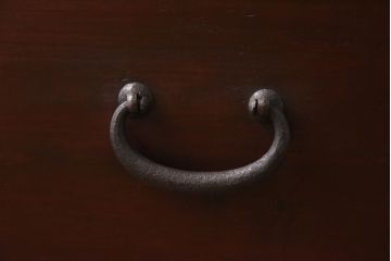 アンティーク家具　和製アンティーク　松の金具が趣深いリメイク箪笥ローボード(ローチェスト)