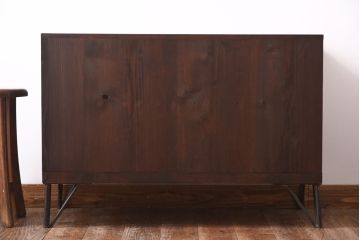 アンティーク家具　和製アンティーク　松の金具が趣深いリメイク箪笥ローボード(ローチェスト)