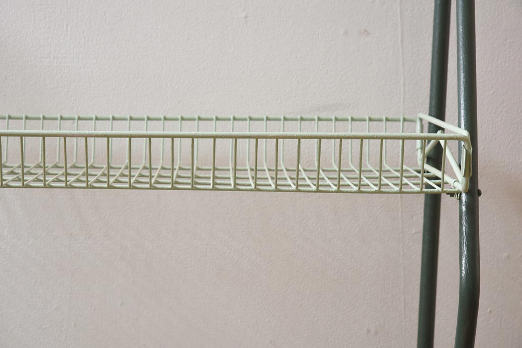 ペイント家具　グリーンペイントが可愛らしいスチールラック(ワゴン、陳列棚)