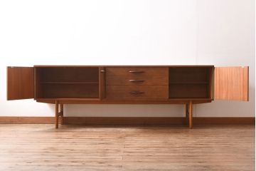 ヴィンテージ家具　北欧ビンテージ　チーク材　たっぷりの幅が魅力のシンプルなリビングボード(サイドボード)