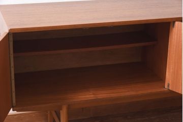 ヴィンテージ家具　北欧ビンテージ　チーク材　たっぷりの幅が魅力のシンプルなリビングボード(サイドボード)