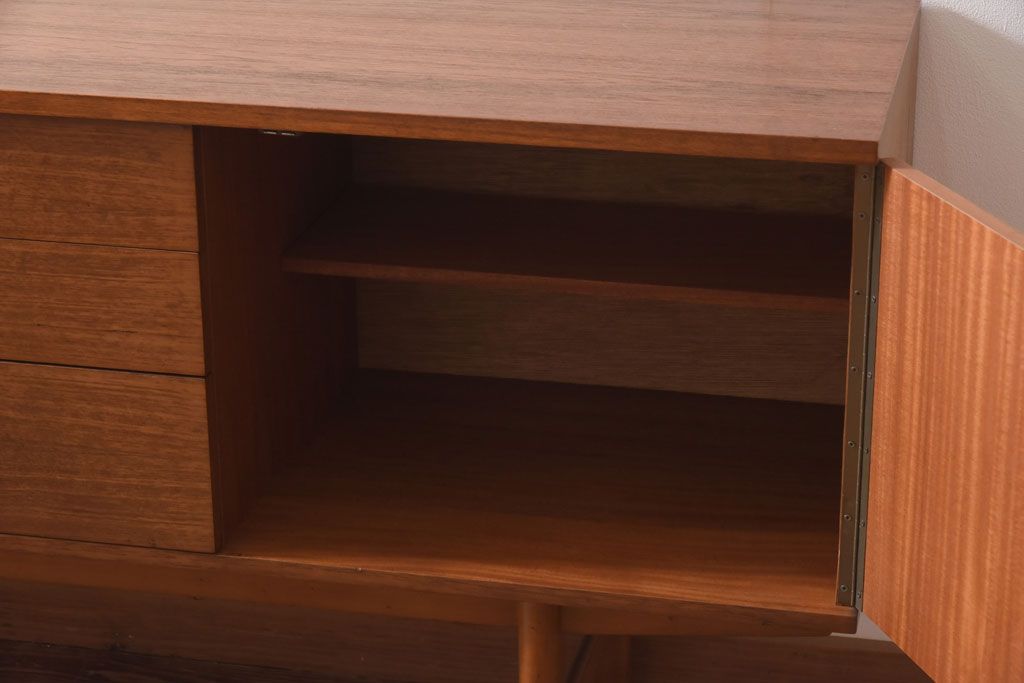 ヴィンテージ家具　北欧ビンテージ　チーク材　たっぷりの幅が魅力のシンプルなリビングボード(サイドボード)