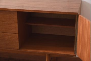 ヴィンテージ家具　北欧ビンテージ　チーク材　たっぷりの幅が魅力のシンプルなリビングボード(サイドボード)