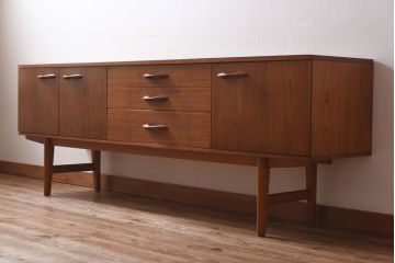 ヴィンテージ家具　北欧ビンテージ　チーク材　たっぷりの幅が魅力のシンプルなリビングボード(サイドボード)