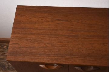 ヴィンテージ家具　北欧ビンテージ　チーク材　たっぷりの幅が魅力のシンプルなリビングボード(サイドボード)